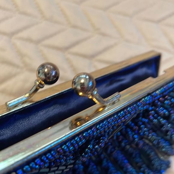 Vintage iridescent navy blue beaded scalloped purse. Good condition - Picture 8 of 9
